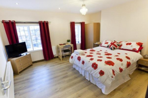 Отель Emporium Nottingham - Contractors City Centre Apartment - Your own Private 6 Double Bedrooms Apartment - 6 Double Beds, 3 Bathrooms, Kitchen - Outside Smoking Area - 